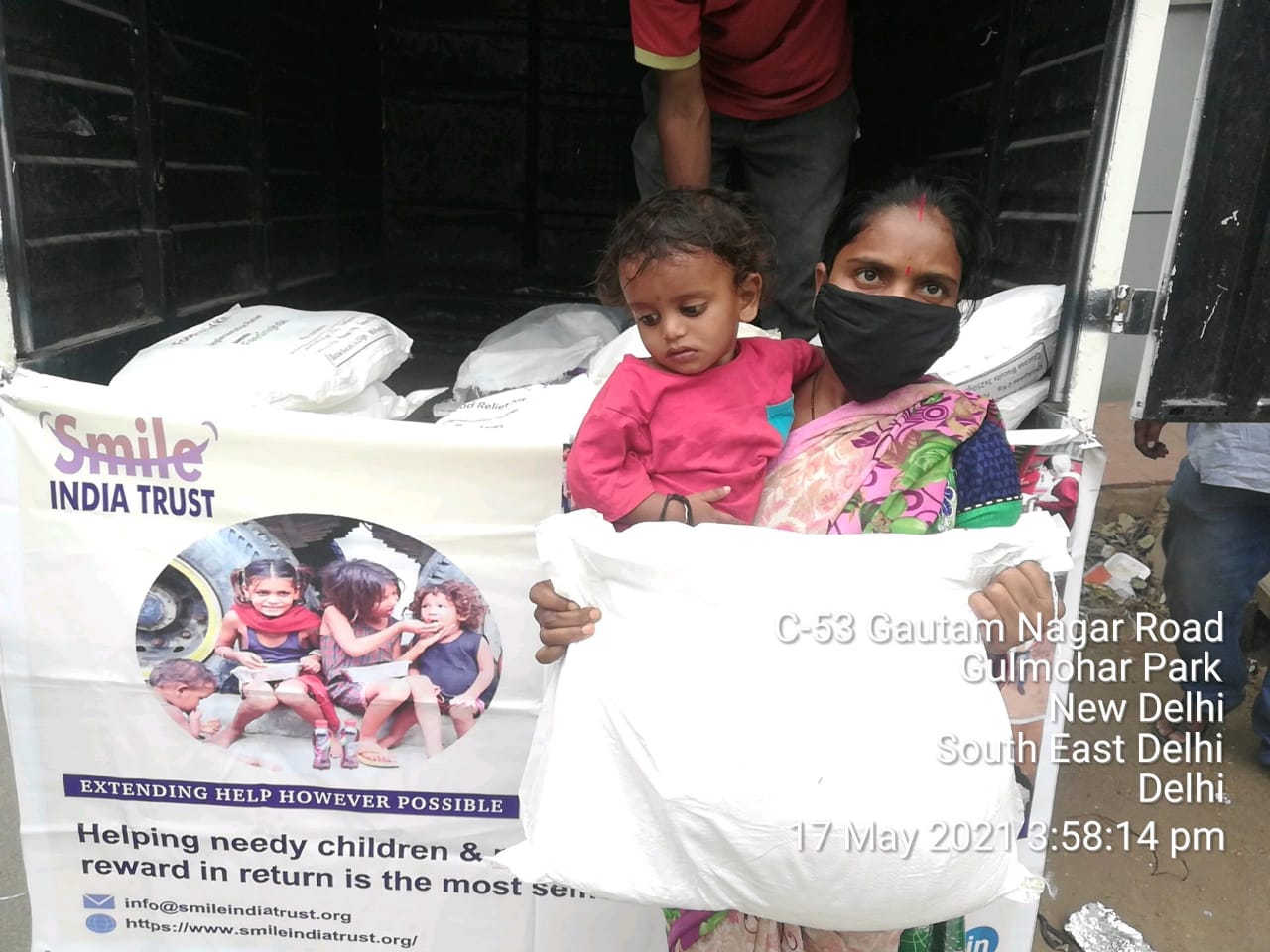 Smile India Trust | Distributing Ration to the needy people in Delhi ...