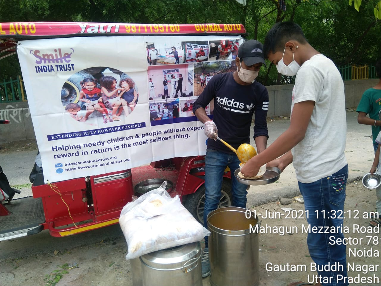 Distribution of Cooked Meal in Noida Sector - 78 By Smile India Trust ...