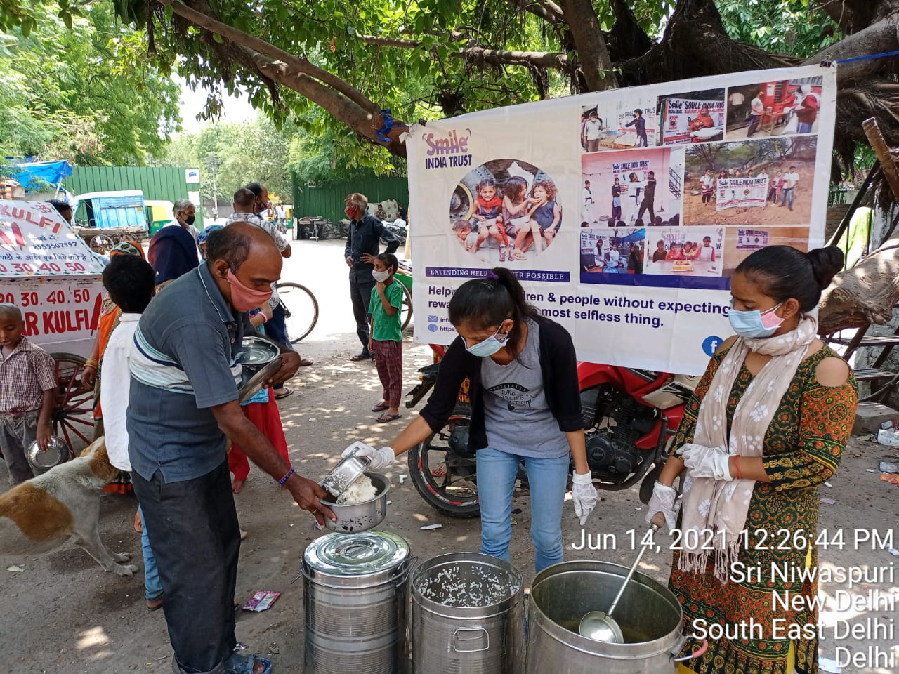 cooked-food-distribution-programs-in-new-delhi-smile-india-trust